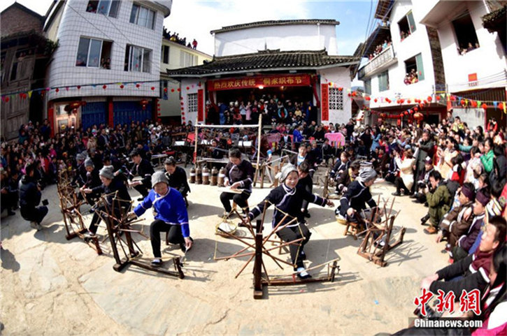 Traditionelles Webfest des Dong-Volks in Guangxi