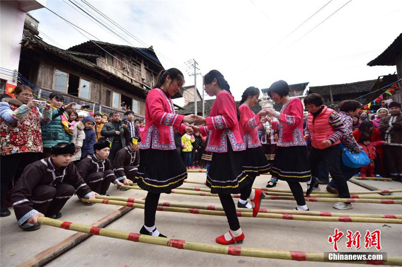 Traditionelles Webfest des Dong-Volks in Guangxi