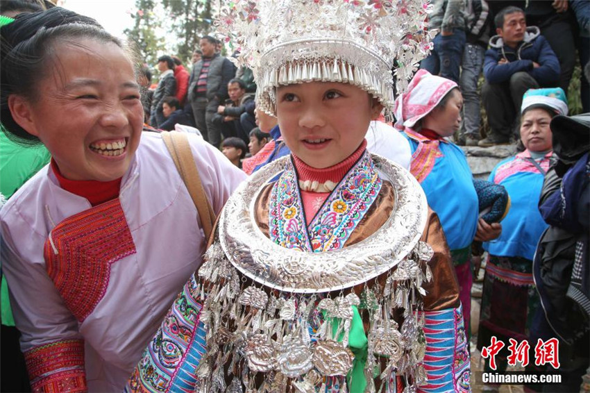 Miao-Volk feiert Frühlingsfest mit ?Lusheng-Tanz“