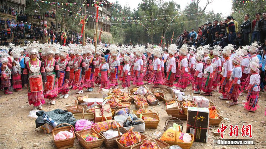 Miao-Volk feiert Frühlingsfest mit ?Lusheng-Tanz“