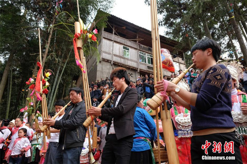 Miao-Volk feiert Frühlingsfest mit ?Lusheng-Tanz“
