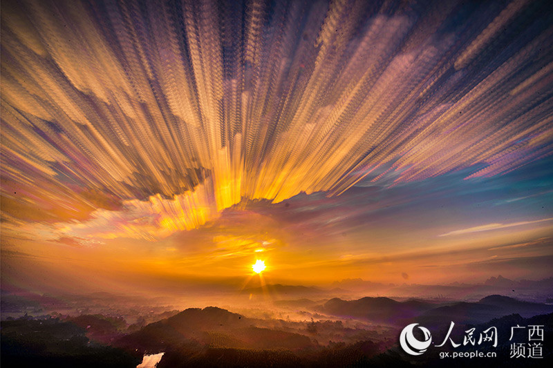 Zeitrafferaufnahmen vom bunten Himmel in Guangxi