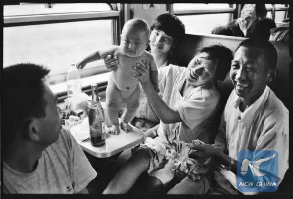 Seit den sp?ten 1970er Jahren zieht Wang Fuchun als ?Dieb“ durch Chinas Züge. Doch Wang ist nicht etwa ein Taschendieb, er ist seit vielen Jahren beim Staat angestellt und fotografiert in dessen Auftrag das Leben auf Chinas Streckennetz.