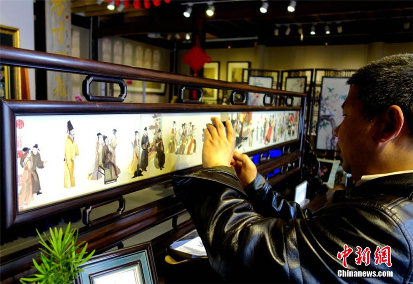 Sch?ne Shu-Stickereien im Daci-Tempel in Chengdu pr?sentiert