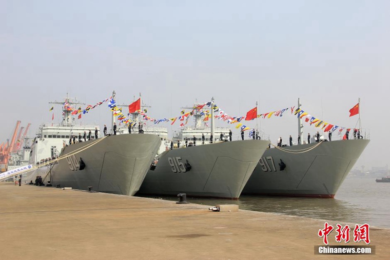 PLA stellt drei neue amphibische Panzer-Landungsschiffe in Dienst