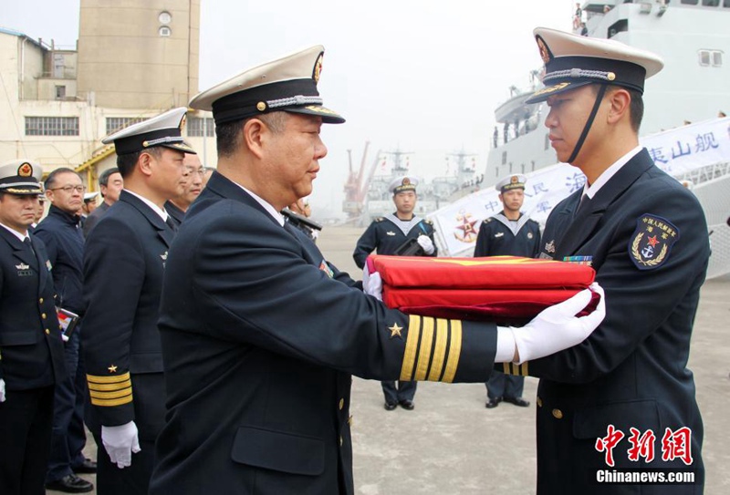 PLA stellt drei neue amphibische Panzer-Landungsschiffe in Dienst