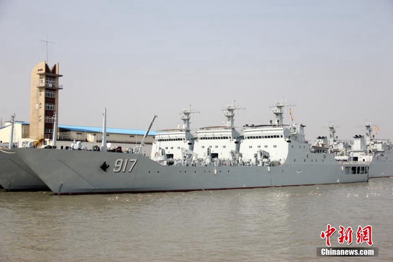 PLA stellt drei neue amphibische Panzer-Landungsschiffe in Dienst