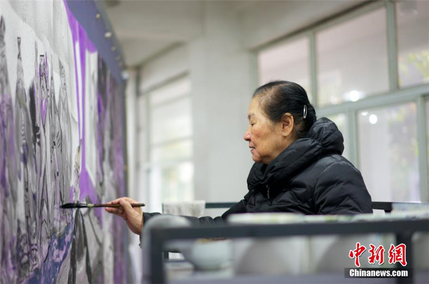 77-j?hrige Frau zeichnet Chinas Geschichte