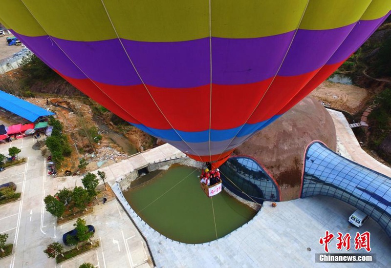 Ballonfahrt für einfache Arbeiter über ?roten Wolken“ in Hunan