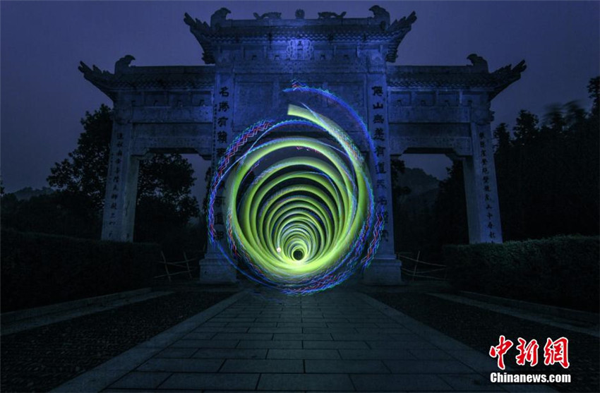 Licht-Graffiti bei der Sehenswürdigkeit in Jiangxi