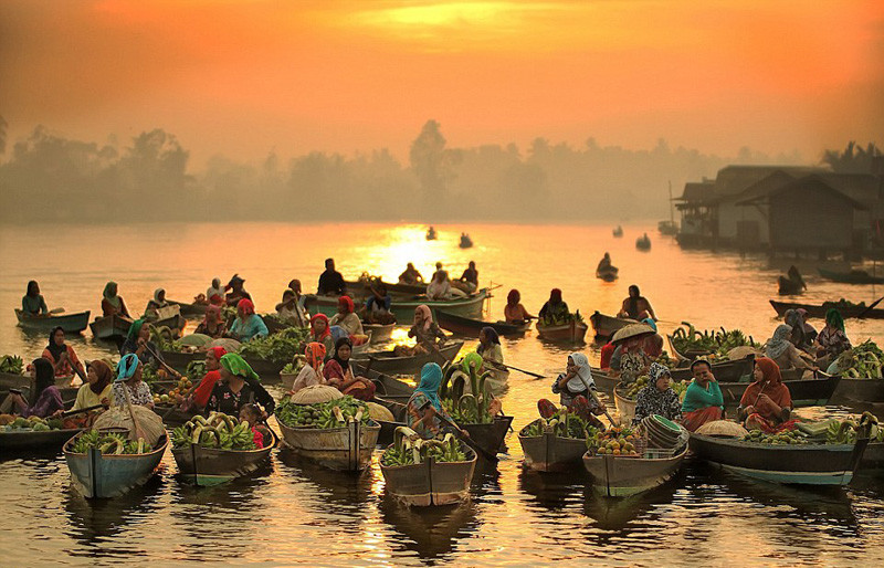 Traditioneller Wassermarkt in Indonesien