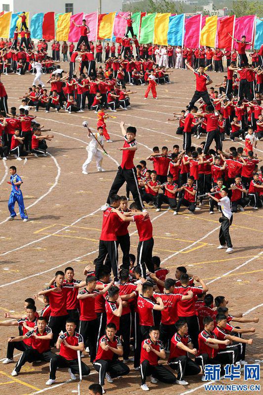 26.000 Kung-Fu-Schüler bilden riesige Muster