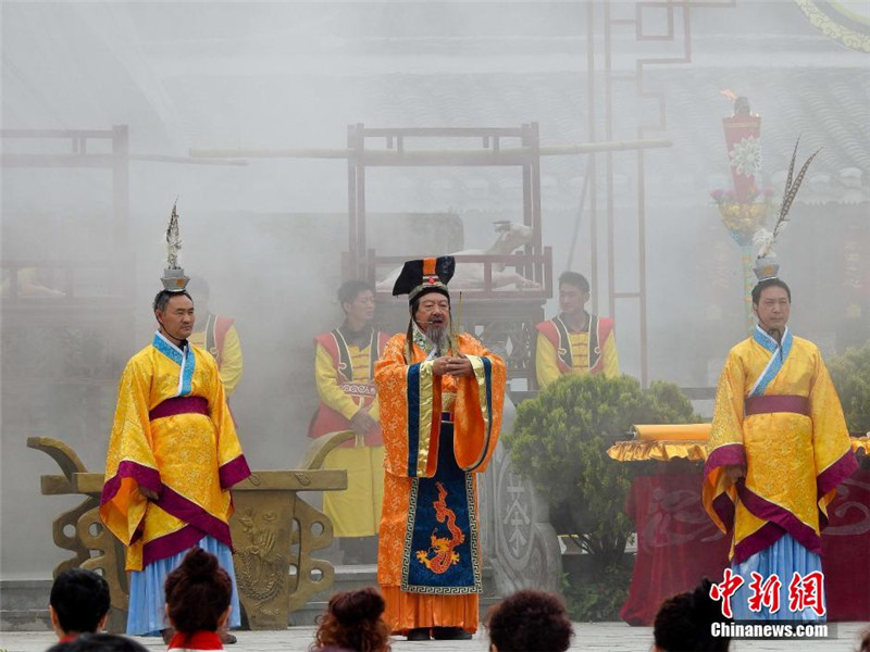 über 100 Menschen praktizieren Yoga auf Teeopferzeremonie in Guizhou