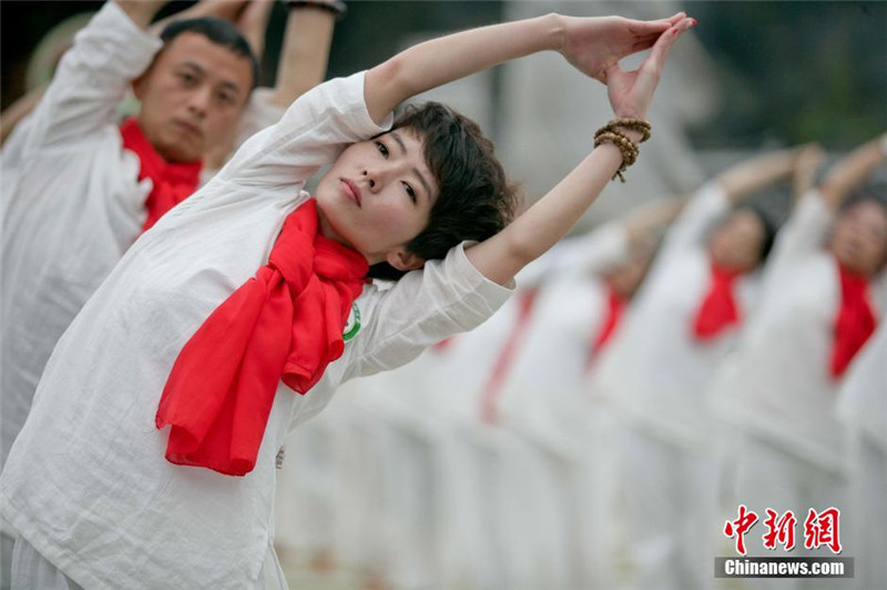 über 100 Menschen praktizieren Yoga auf Teeopferzeremonie in Guizhou