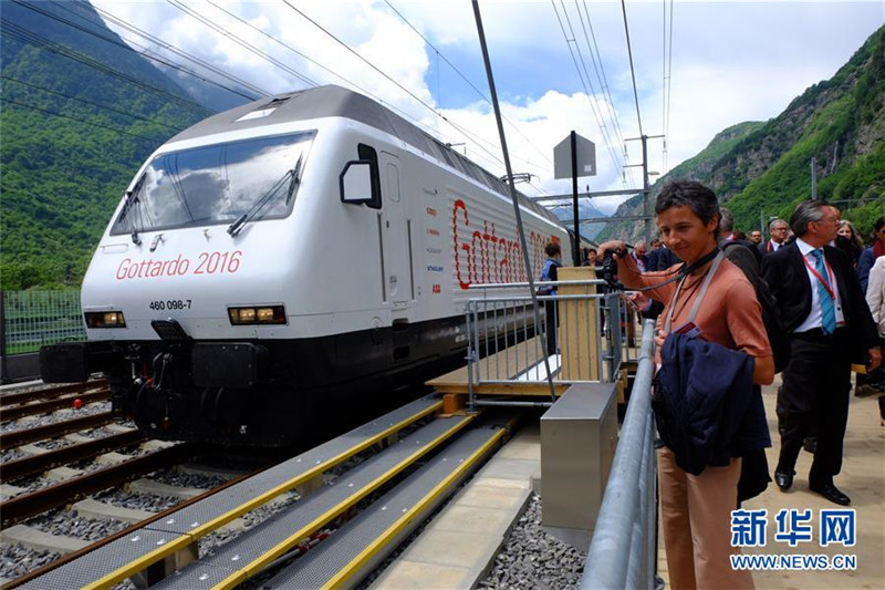 Erstmals Passagiere im weltl?ngsten Eisenbahntunnel