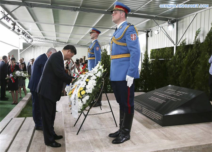 Xi erweist chinesischen M?rtyrern, die bei der NATO-Bombadierung get?tet wurden, Ehrerbietung