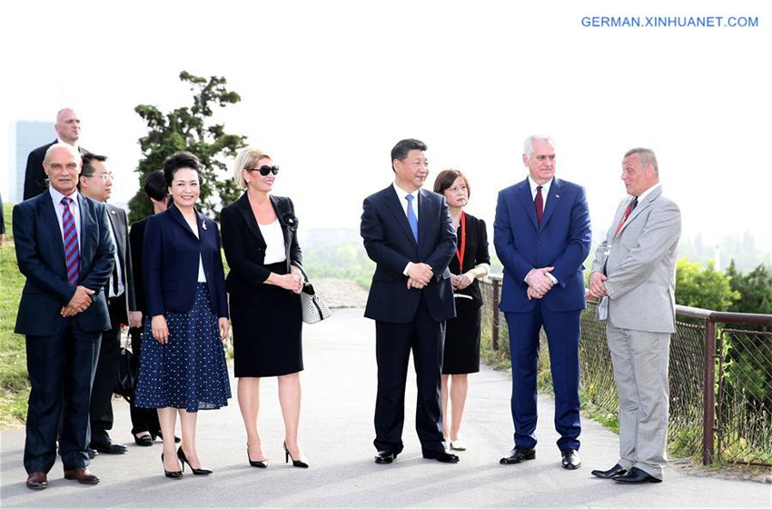 Xi erweist chinesischen M?rtyrern, die bei der NATO-Bombadierung get?tet wurden, Ehrerbietung