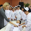 Auszubildende aus China gegen den deutschen Pflegekr?ftemangelDeutschland und China altern rasant und rechnen in den n?chsten Jahrzehnten mit einem enormen Pflegekr?ftemangel. Durch eine Zusammenarbeit in der Pflegeausbildung sollen zukünftig vermehrt chinesische Fachkr?fte in Deutschland arbeiten.