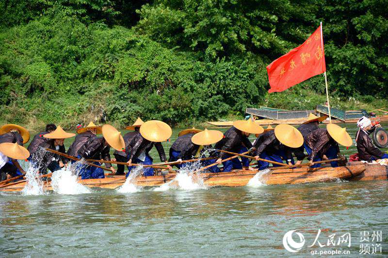 Das Miao-Volk feiert das Drachenbootfest