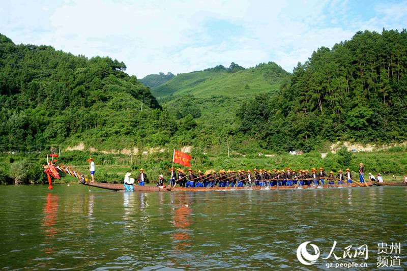 Das Miao-Volk feiert das Drachenbootfest