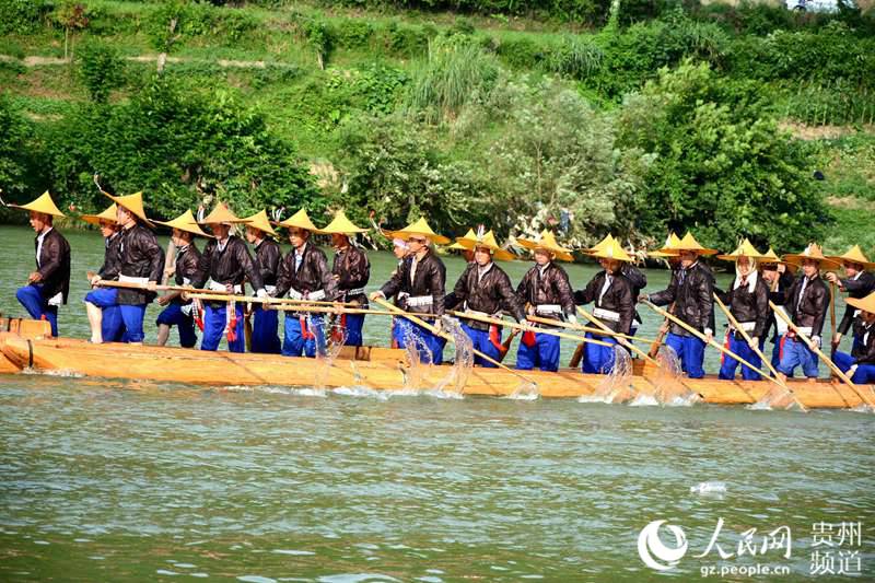 Das Miao-Volk feiert das Drachenbootfest