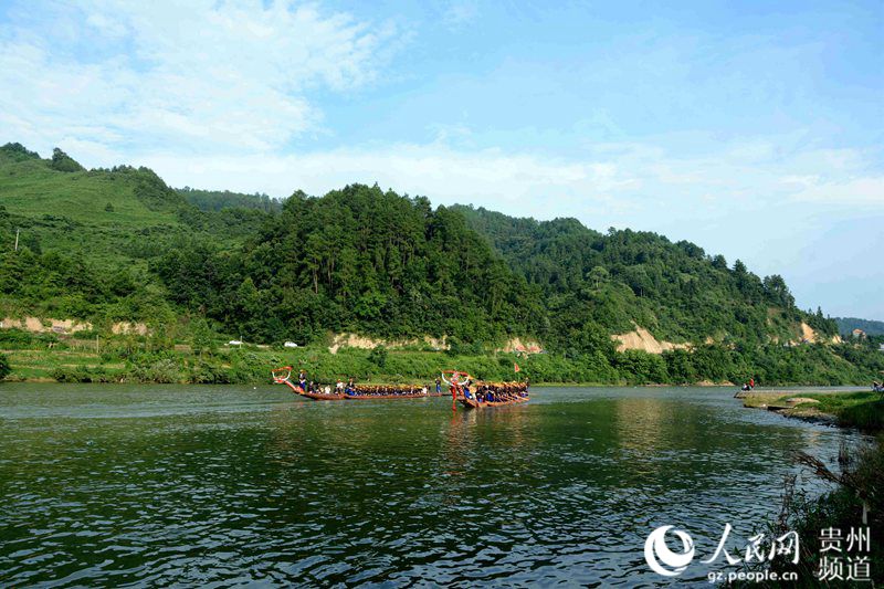 Das Miao-Volk feiert das Drachenbootfest