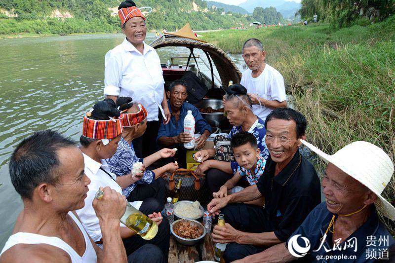 Das Miao-Volk feiert das Drachenbootfest