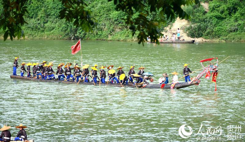 Das Miao-Volk feiert das Drachenbootfest