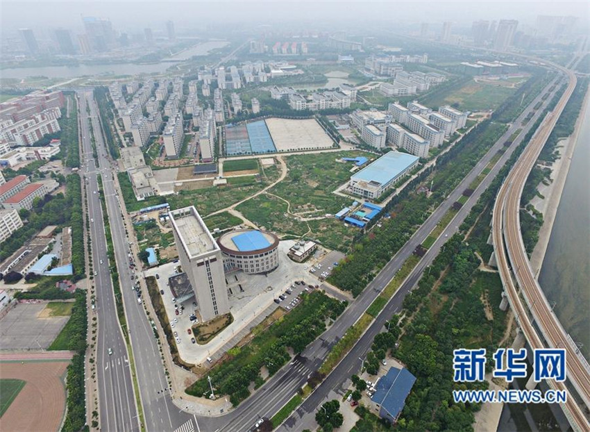 Kuriose ?Riesentoilette“ in Henan