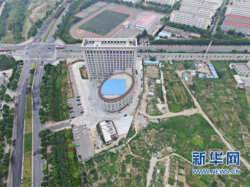 Kuriose ?Riesentoilette“ in Henan