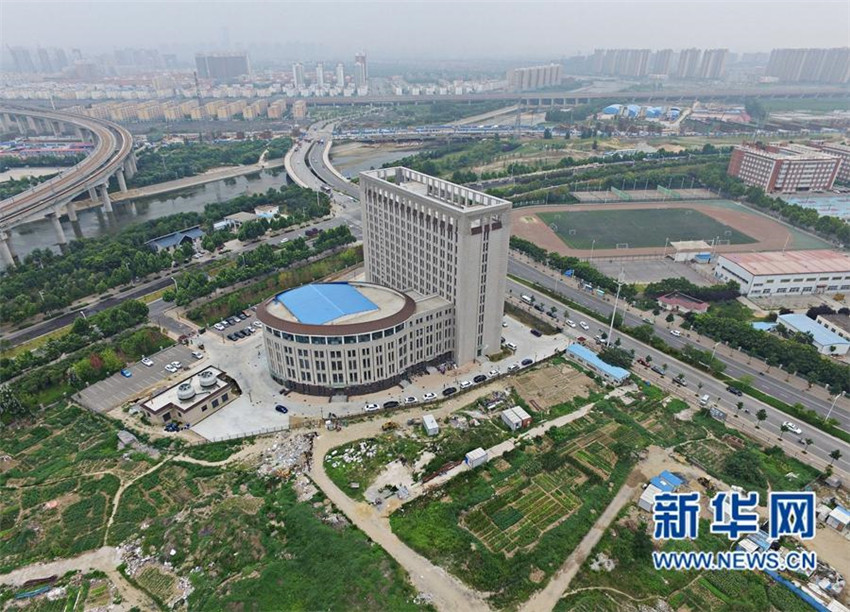 Kuriose ?Riesentoilette“ in Henan