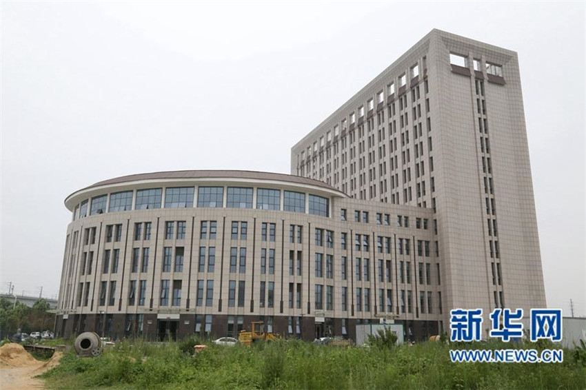 Kuriose ?Riesentoilette“ in Henan
