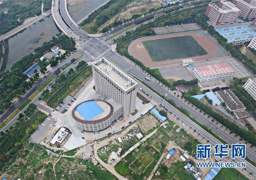 Kuriose ?Riesentoilette“ in Henan