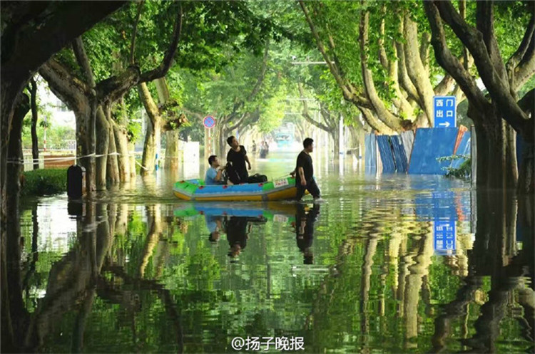 ?Fabelhaftes Dahingleiten“ nach starken Regenf?llen an der Universit?t in Nanjing