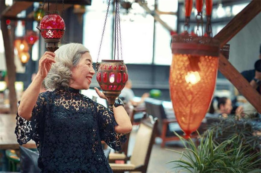 80-J?hrige wird zur Mode-Ikone in Chinas sozialen Medien