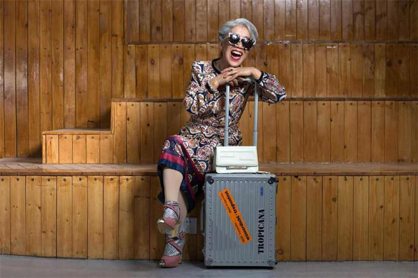 übergro?e Sonnenbrille, Pumps und Spitzenkleid. Diese Elemente geh?ren für junge Models zum Standard. Einer 80-j?hrigen chinesischen Gro?mutter verhalfen sie vor kurzem durch eine Reihe von Fashionfotos, zum Hit im Internet zu avancieren.
