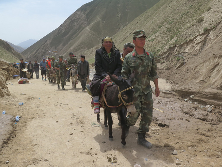 Xinjiang: Von Erdrutsch Betroffene in Sicherheit gebracht