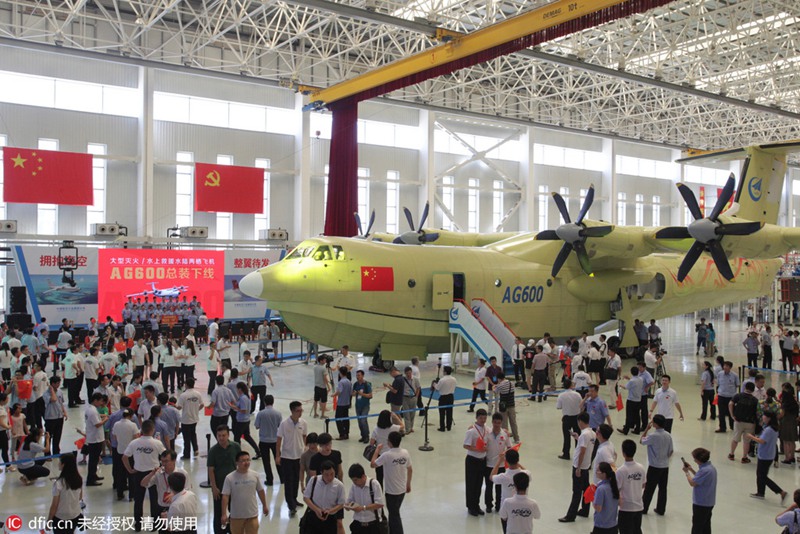 Chinas gro?es Amphibienflugzeug AG600 l?uft vom Band 
