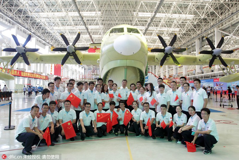 Chinas gro?es Amphibienflugzeug AG600 l?uft vom Band 