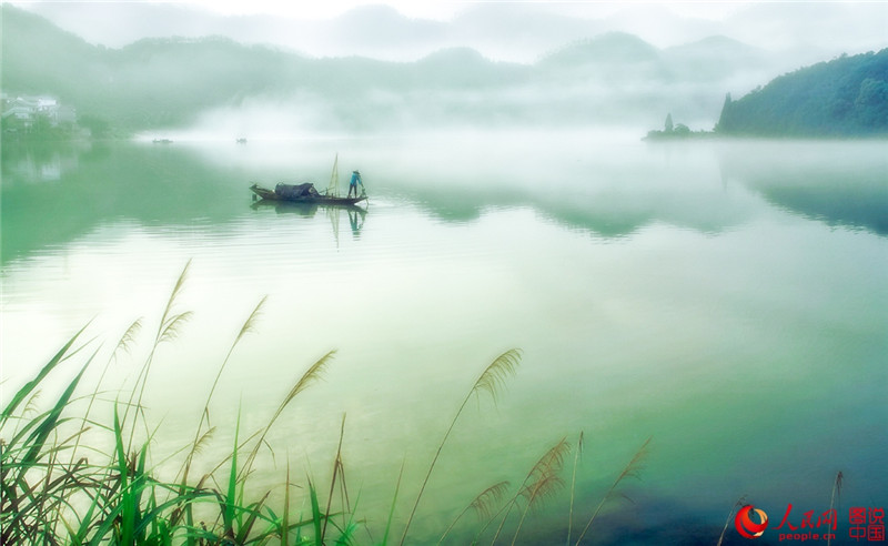 Malerisches Dorf Zhijiang am Xin’an-Fluss