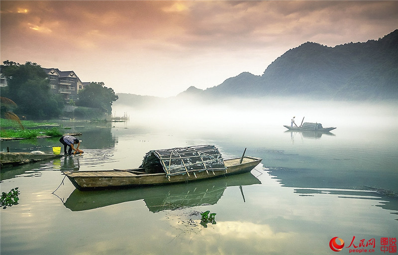 Malerisches Dorf Zhijiang am Xin’an-Fluss