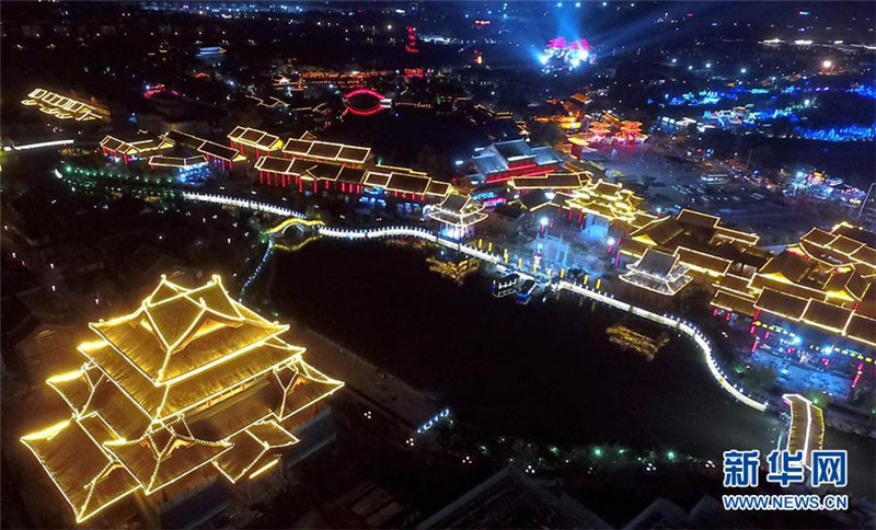 Farbenfroher Nachtmarkt in Kaifeng