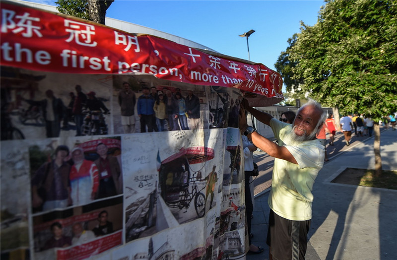 Chinesischer Bauer f?hrt mit dem Dreirad nach Rio