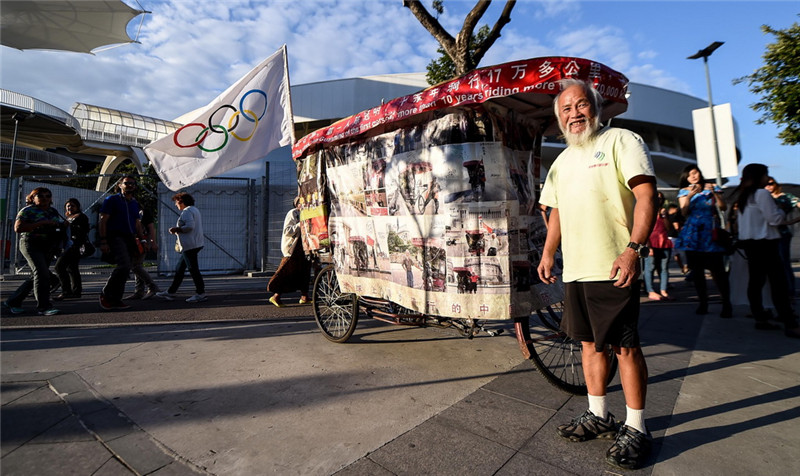 Chinesischer Bauer f?hrt mit dem Dreirad nach Rio