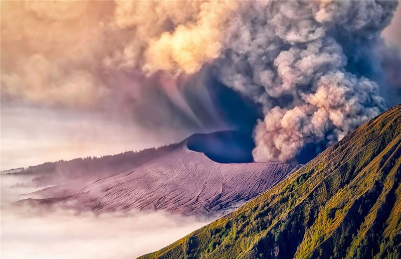 Ausbruch des Vulkans Bromo auf Java