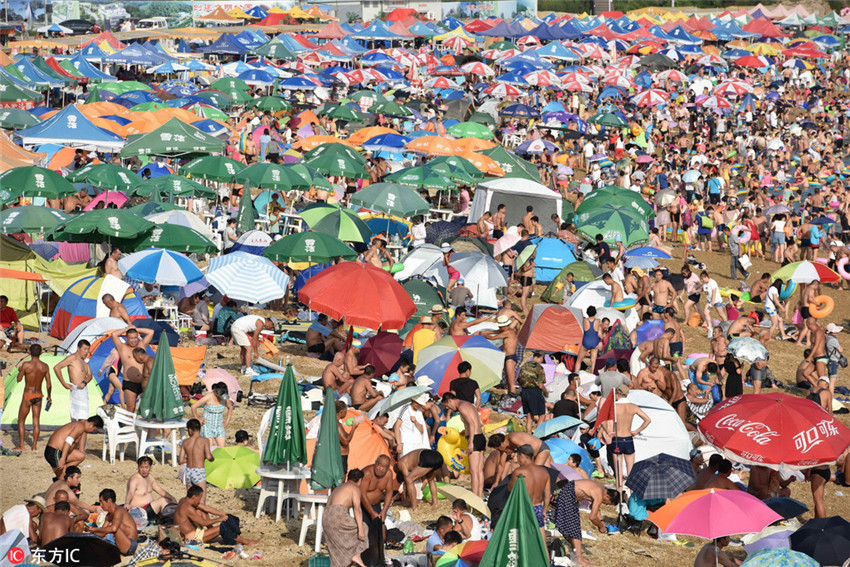 Dalianer Strand quillt über mit Besuchern