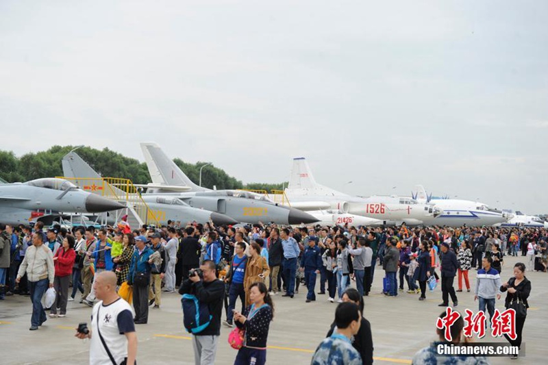 Kunstflugstaffel ?1. August“ zeigt in Changchun ihr K?nnen