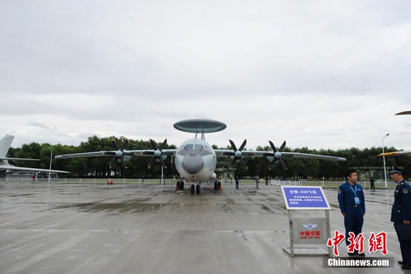 Kunstflugstaffel ?1. August“ zeigt in Changchun ihr K?nnen