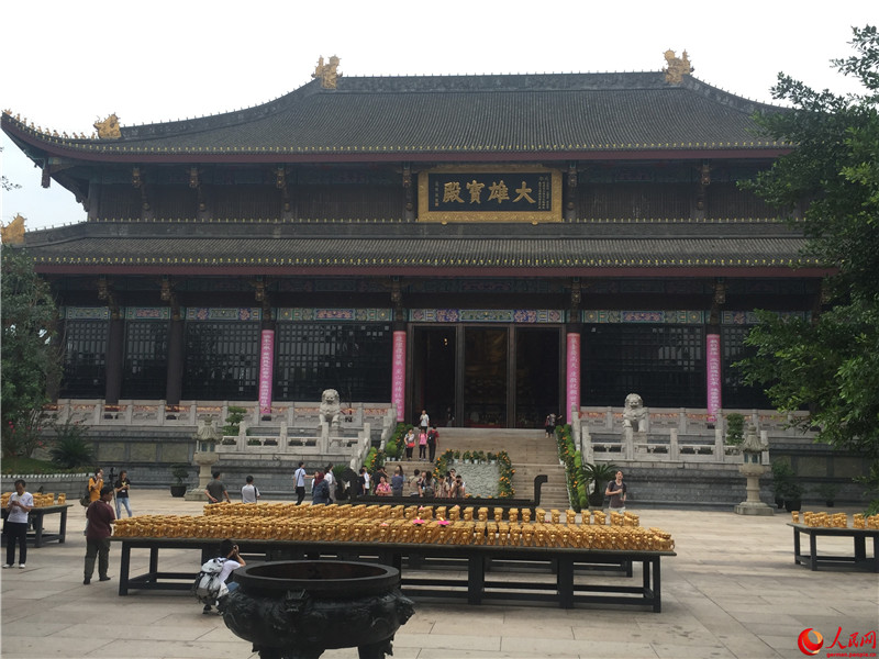 Besuch des Gro?en Buddha und Erlebnis des Emei-Schwertstils