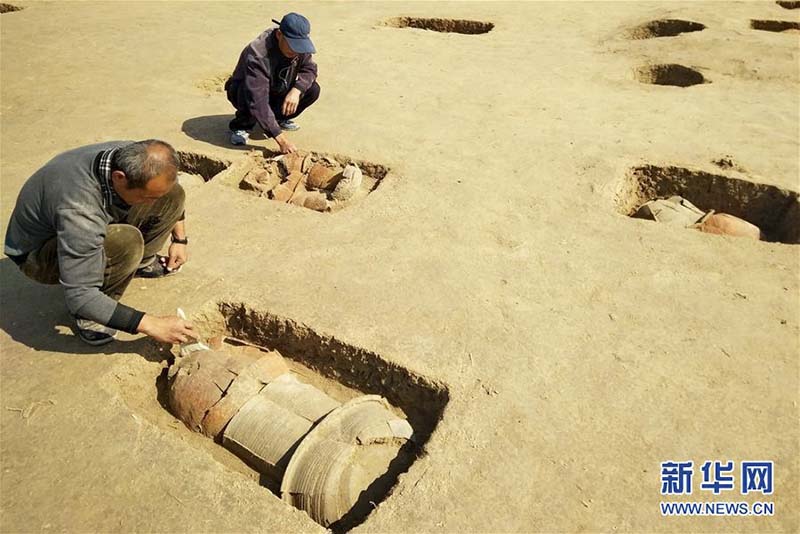 Ausgrabung von über 100 Krugs?rgen in Hebei